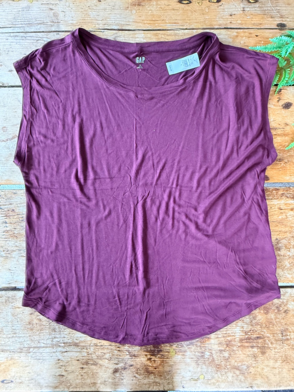 GAP Women's Short Sleeve Tee in Burgundy NWT